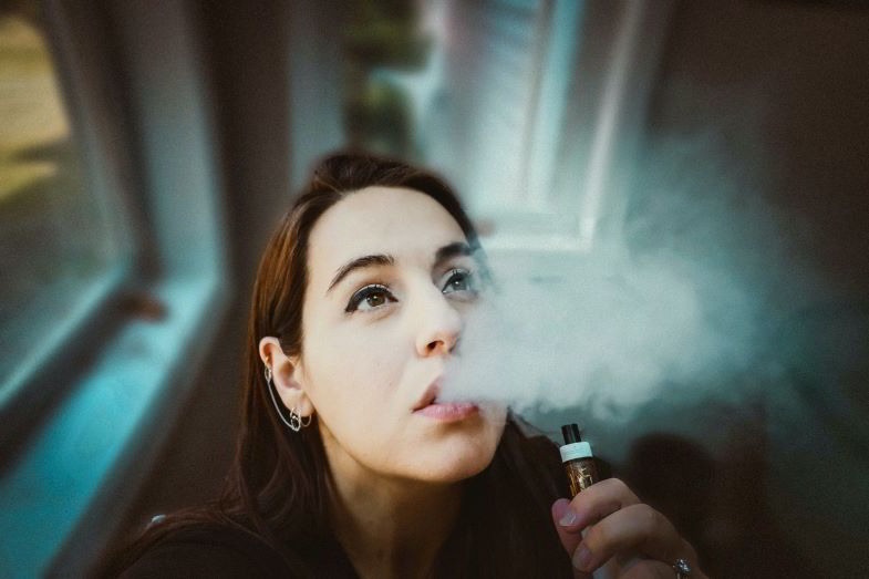 Girl wondering what the drip tip of her e-cigarette is for