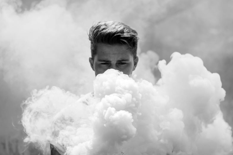 Large vapor clouds generated by the atomizer for cloud chasing