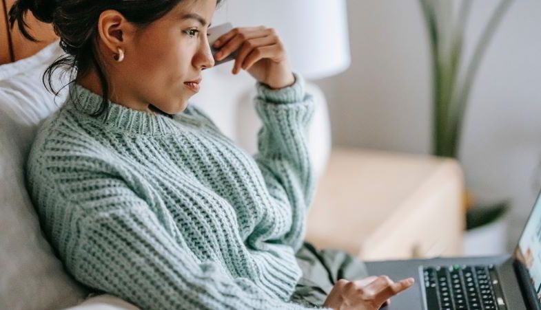 Girl buying an e-cigarette online