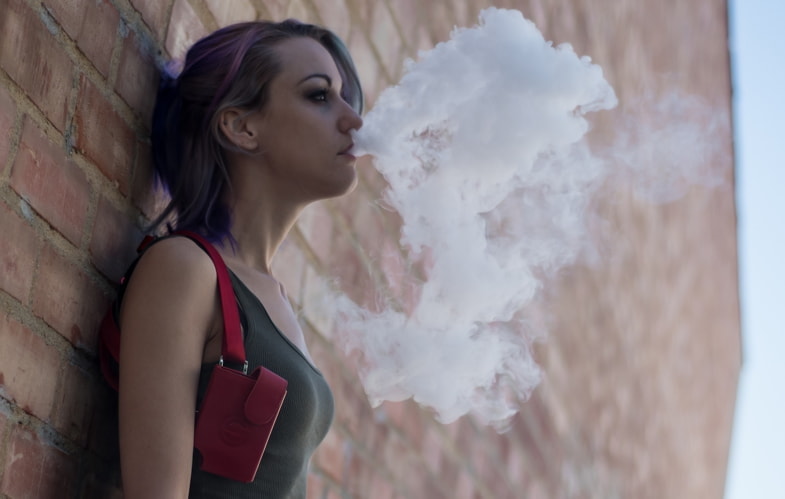 Girl vaping vaporart-liquid