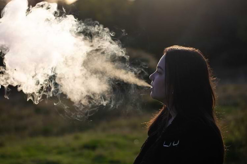 Girl vaping outdoors | Terpy