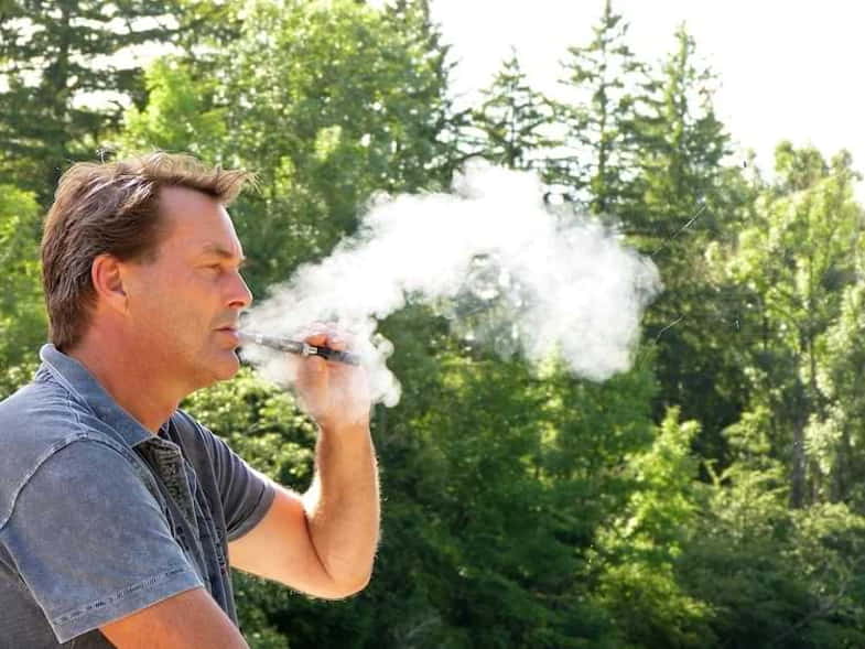 Man vaping outdoors | Terpy